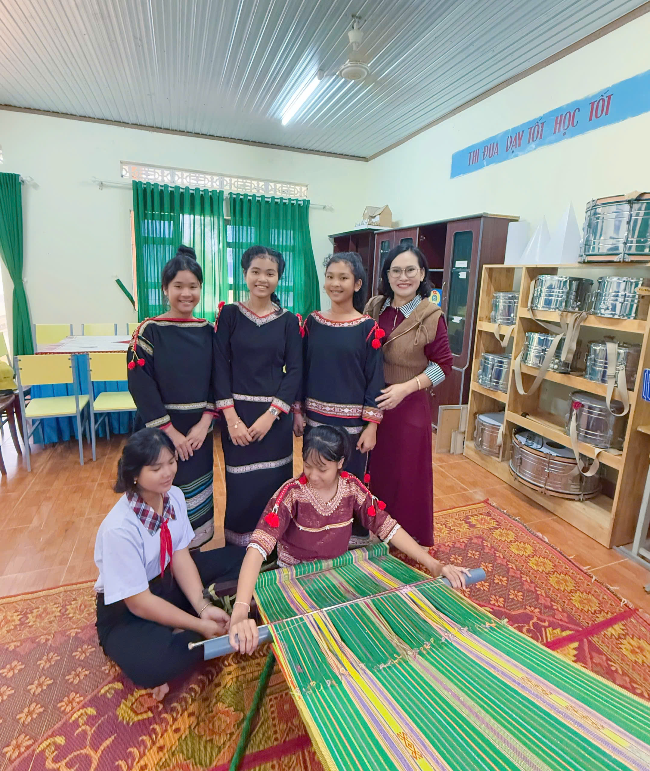 TRUYỀN DẠY NGHỀ DỆT THỔ CẨM TRONG TRƯỜNG HỌC